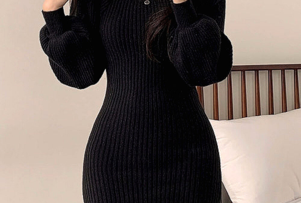 Mulher usando vestido curto preto em tricô canelado com manga bufante, ideal para comprar online em promoção.